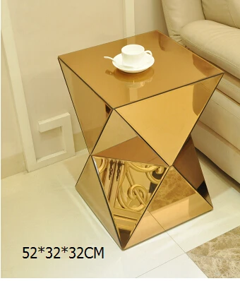 Зеркальный угол дивана с несколькими стеклянными краями несколько простых