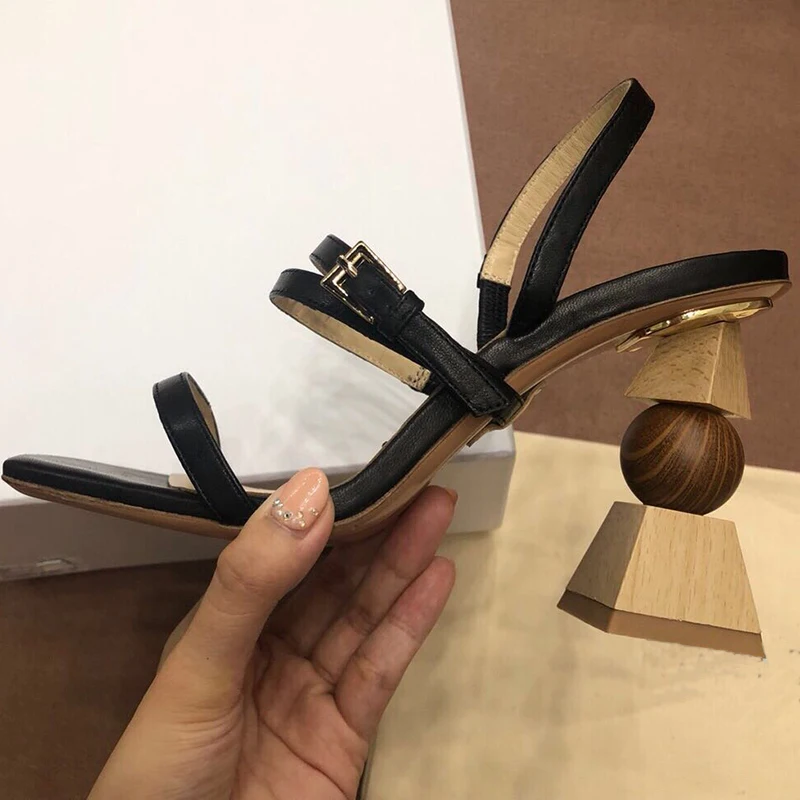 Новинка года; сандалии-гладиаторы; женская обувь с открытым носком и перекрестными ремешками; обувь на необычном высоком каблуке с металлической отделкой; женская обувь для вечеринок