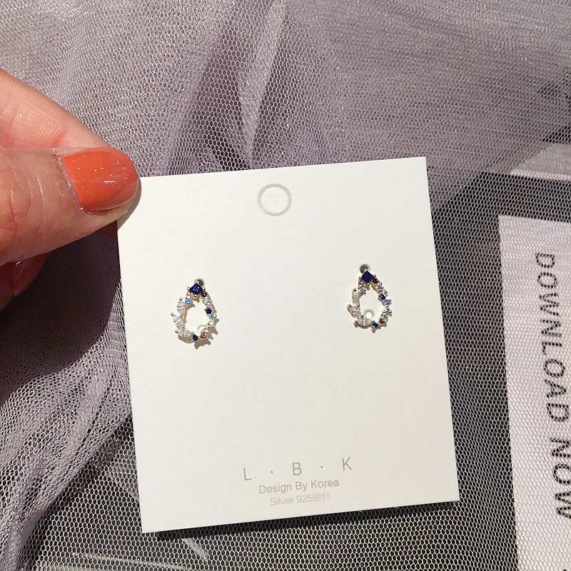 Женские серьги гвоздики золотого цвета с фианитом изысканные в форме капли воды