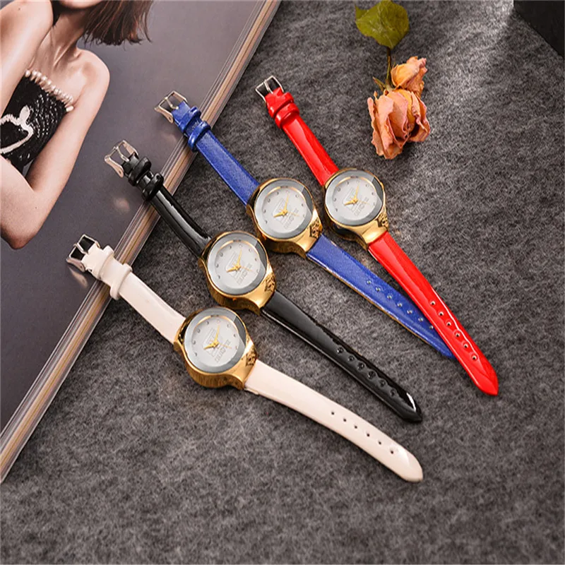 Женские часы со стразами кварцевые аналоговые с циферблатом и кожаным