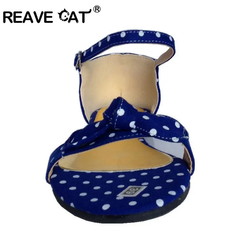 REAVE CAT/Большие размеры 34-43; милая обувь с бантиком в горошек; прозрачные женские сандалии на плоской подошве с застежкой; Летняя обувь на плоской подошве