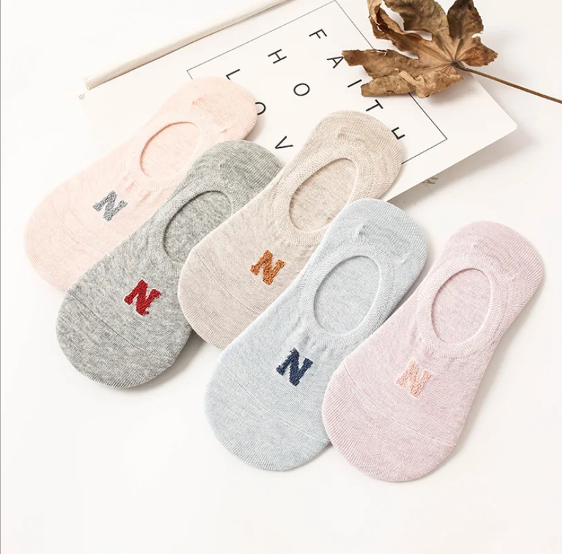 CRAZY FLY Spring Summer New Silicone Non-silp Invisible Boat Socks Harajuku Feather Yarns Letter N Women Short | Женская одежда