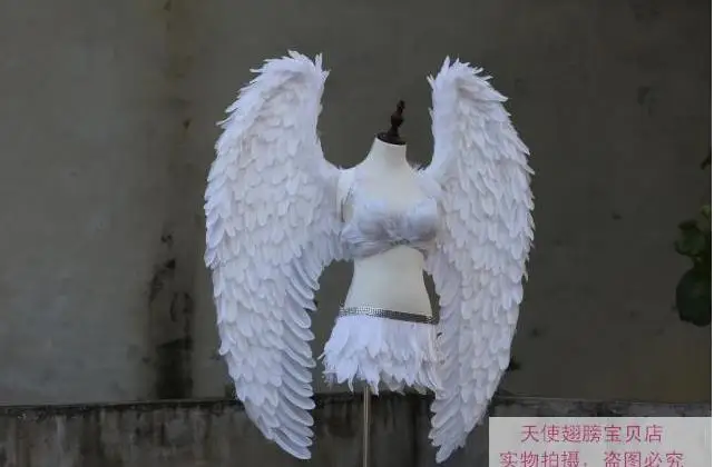 Черные крылья ангела демона, большие перья, модель, подиум, реквизиты, косплей, студийная фотография.