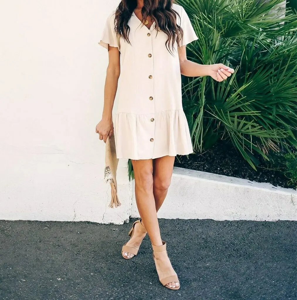 Элегантное женское платье на пуговицах однотонное мини с коротким рукавом и v