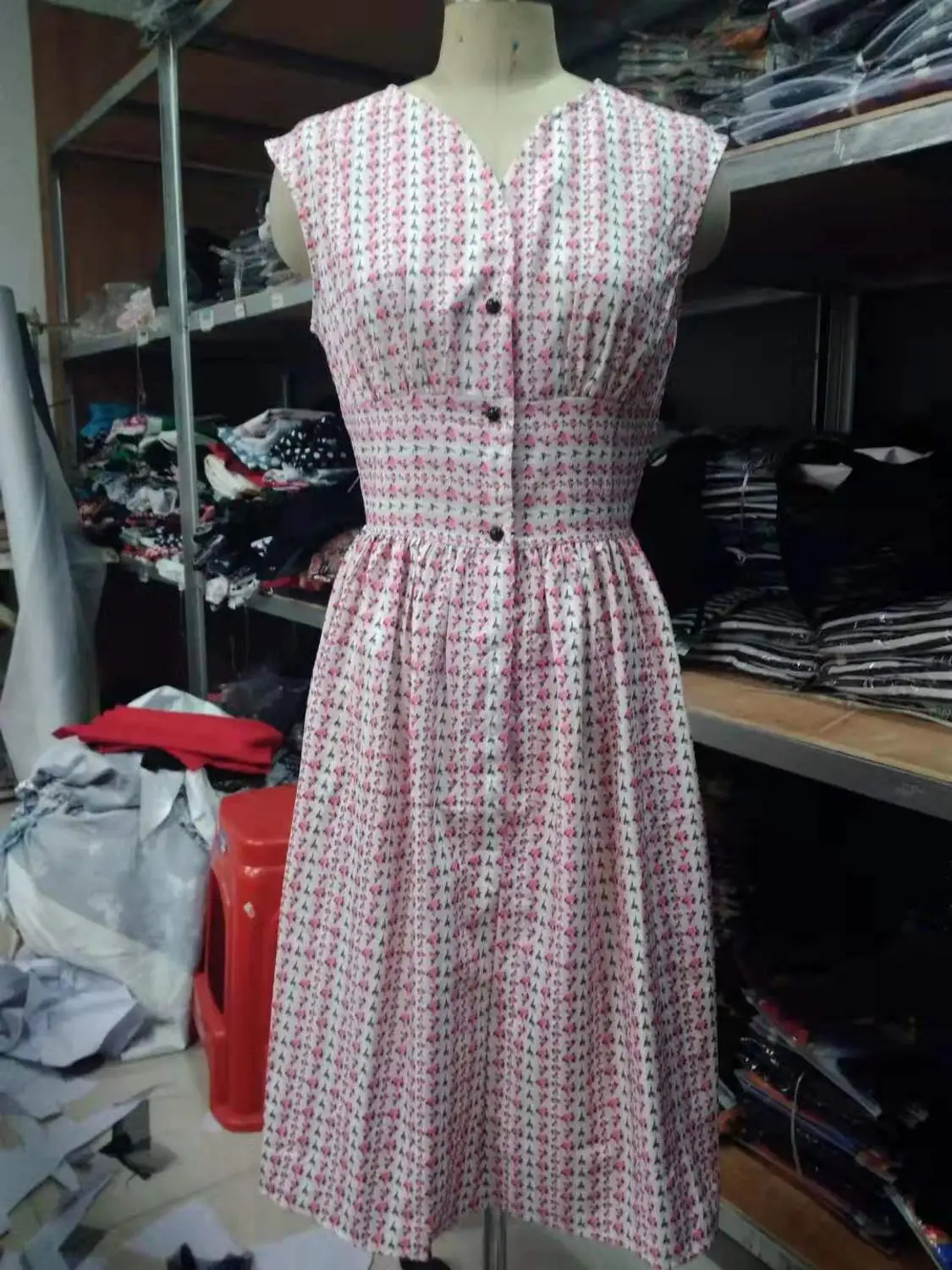 Женское винтажное платье с цветочным принтом без рукавов треугольным вырезом на