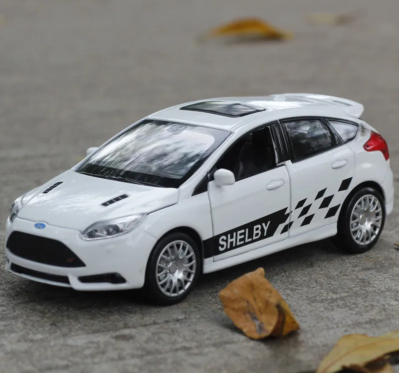 Белый ZXZ 1:32 Ford Focus литая модель литья под давлением модель оттягивающаяся назад игрушечная машинка Модель Электронная детская машинка игрушки для детей - Цвет: Белый
