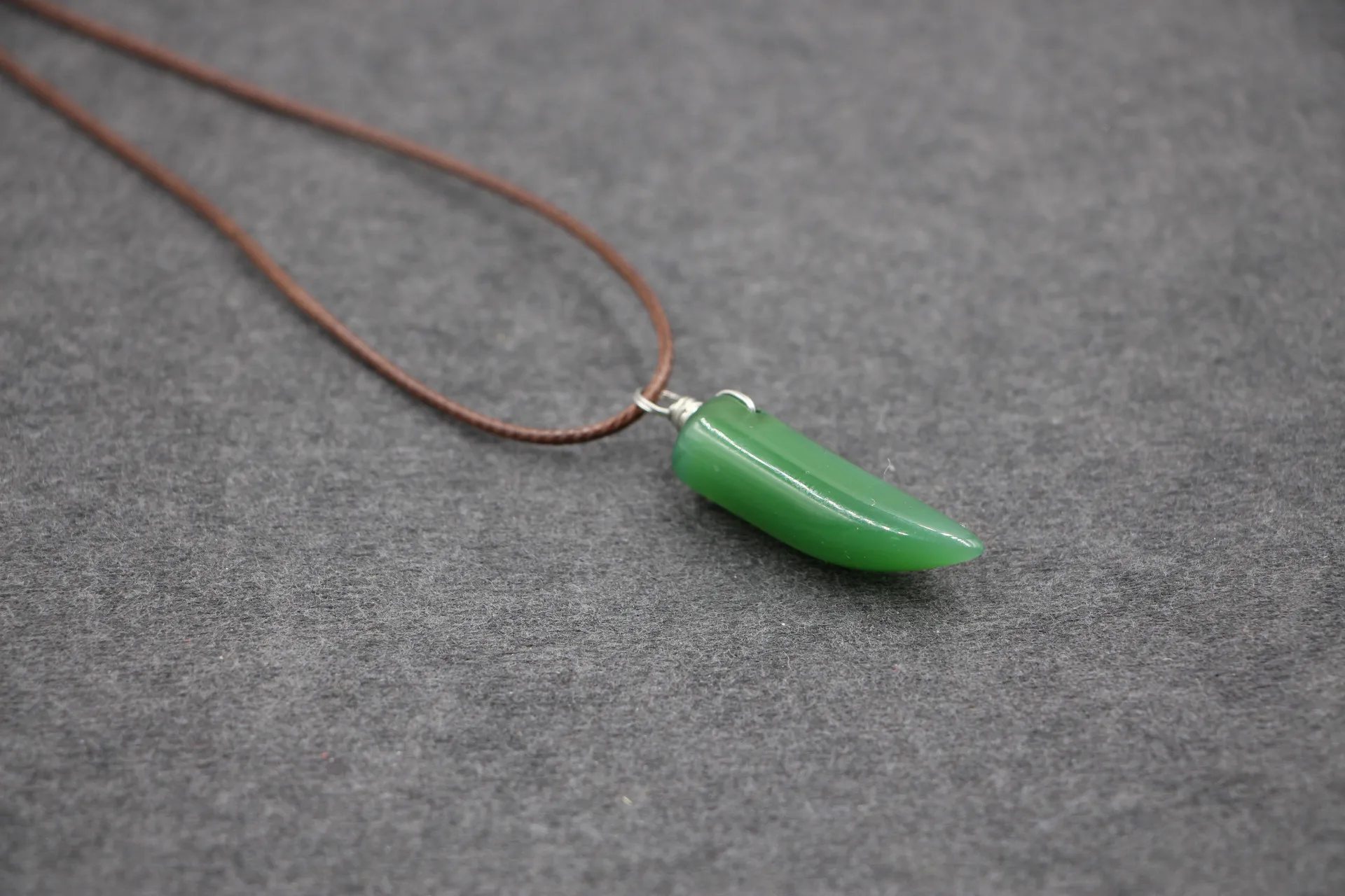 Разноцветный кристалл кулон волчий зуб кожаная веревка колье модные ювелирные