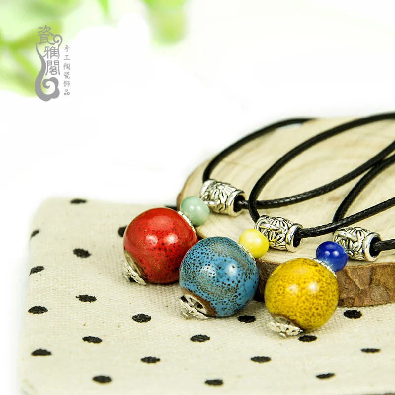 Женская короткая цепочка с керамическими бусинами