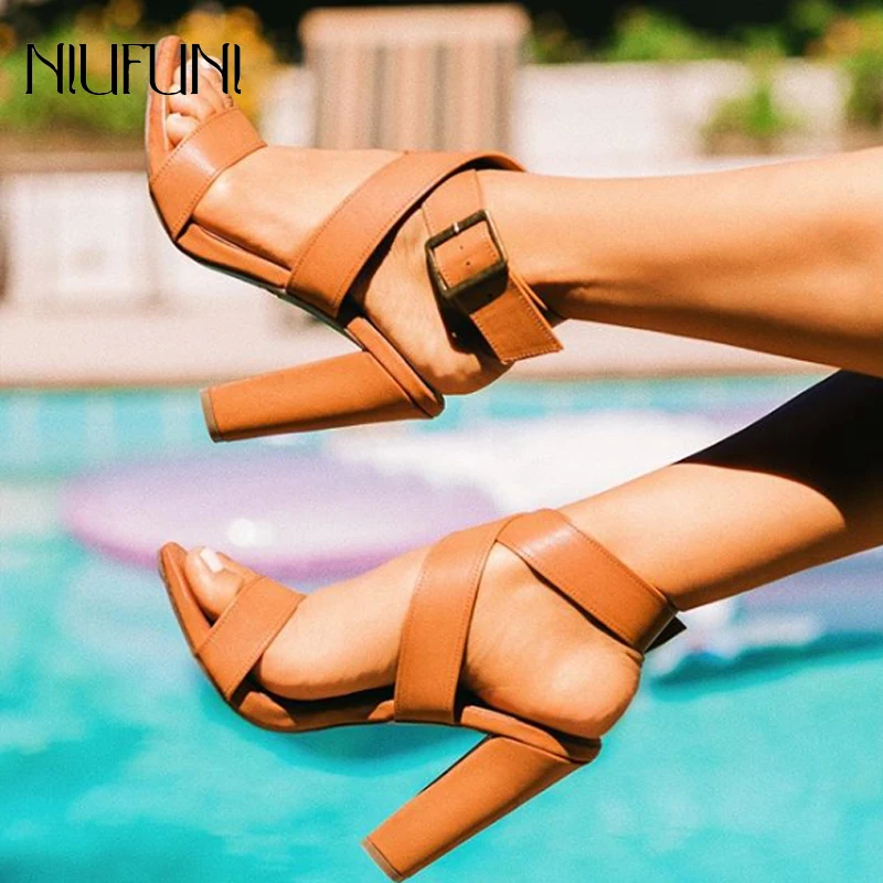 Модная обувь в римском стиле Сандалии с перекрестной шнуровкой и открытым носком