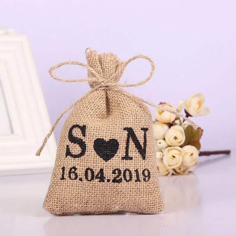 Bolsa de arpillera personalizada con nombre y fecha para boda, bolsa de arpillera con cordón para embalaje, pequeños regalos de boda para invitados