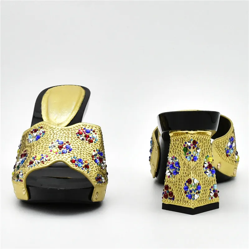 Новое поступление итальянский комплект из туфель и сумочки украшенный стразами