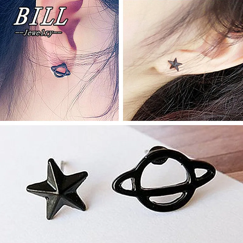 

Пистолет Харадзюку для мужчин и женщин, черные Асимметричные маленькие серьги в виде звезд, полые планеты, Серьги Для Пирсинга Ушей для женщ...