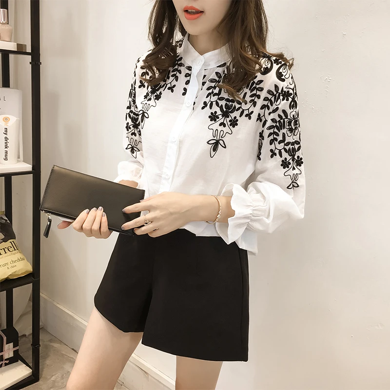 

2019 Korean version of loose embroidery flower stand collar bottoming shirt
