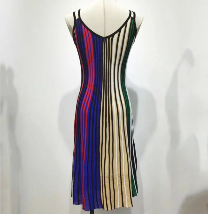 Женское трикотажное платье на бретельках модельное яркое в полоску очень