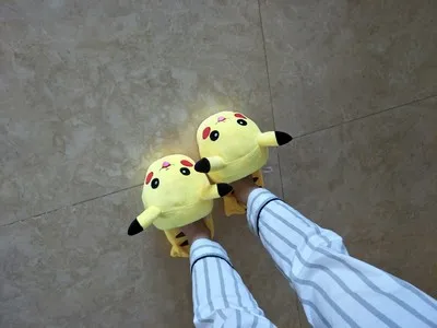 WHOHOLL/хлопковые тапочки в японском стиле с изображением Pokenom Pikachu; домашняя обувь для влюбленных женщин на толстой подошве; нескользящая и теплая подошва
