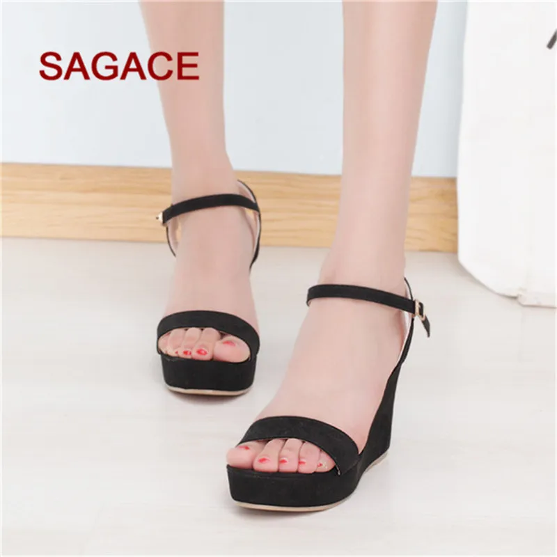 SAGACE/женские летние туфли на танкетке с открытым носком и металлической пряжкой |