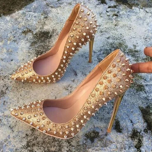 Золотистые туфли лодочки на высоком каблуке с заклепками пикантная женская