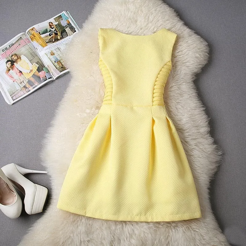 Модное летнее женское платье без рукавов а силуэта с o образным вырезом