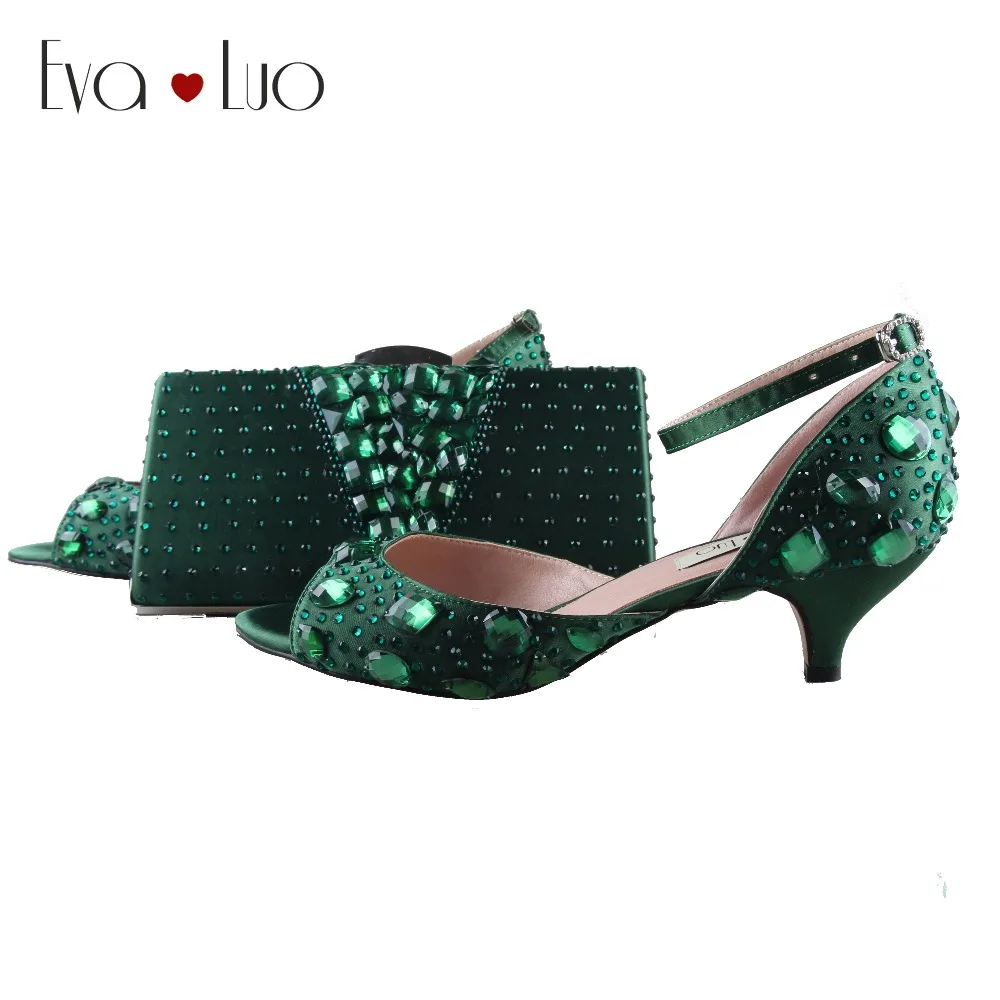 Обувь на низком каблуке с украшением в виде кристаллов темно зеленого цвета и