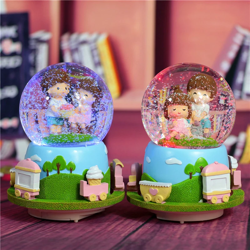 Маленькая свежая пара хрустальный шар со светлым снегом внешняя музыкальная