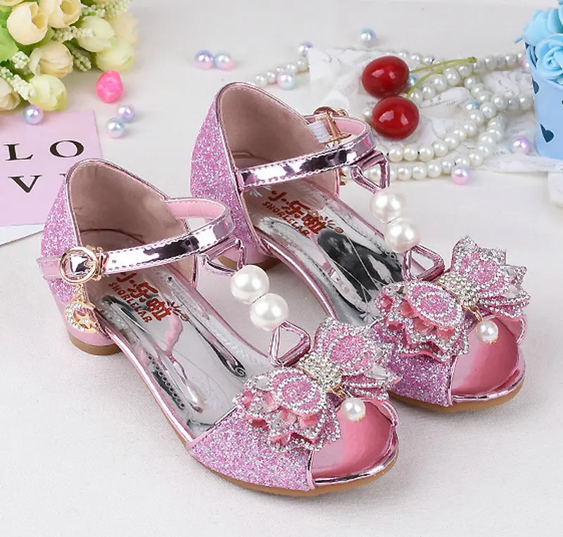 Свадебные туфли с отделкой жемчугом и прозрачными стразами в виде галстук