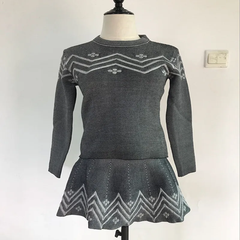 Женский трикотажный костюм из свитера пуловера и юбки юбка трапециевидной формы