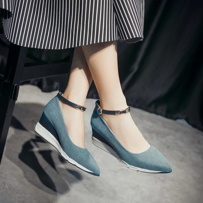 Милые женские туфли на танкетке из джинсовой ткани лодочки с ремешком щиколотке