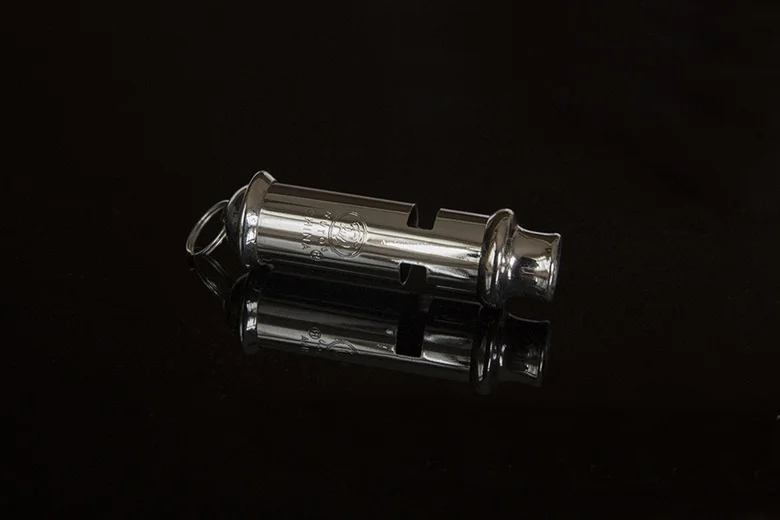 Металлический свисток для занятий спортом на открытом воздухе с