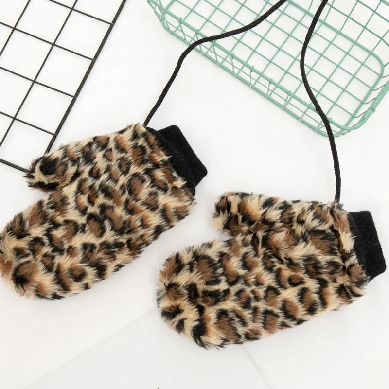 Leopard print Для женщин Прекрасный мультфильм рисунком в виде улыбающихся рожиц; полный палец без митенки зимняя женская обувь с подкладкой из плюша, толстые теплые вязаная шапка с лямкой на шее перчатки S60 - Цвет: Leopard print