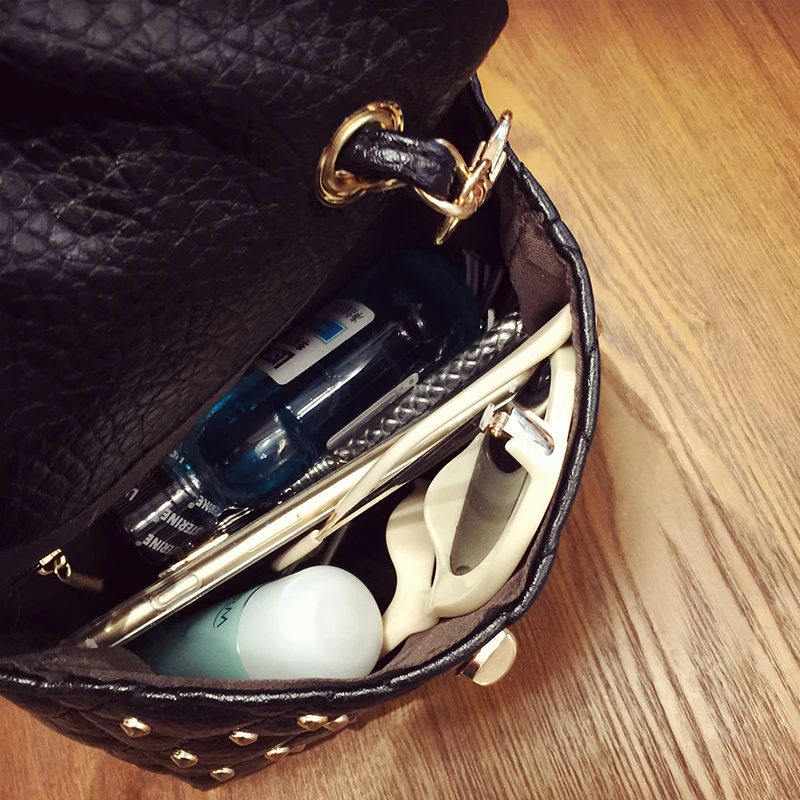 

2020 new women handbags, fashion rivets flap, Korean version shoulder bag, diamond lattice woman messenger bag.