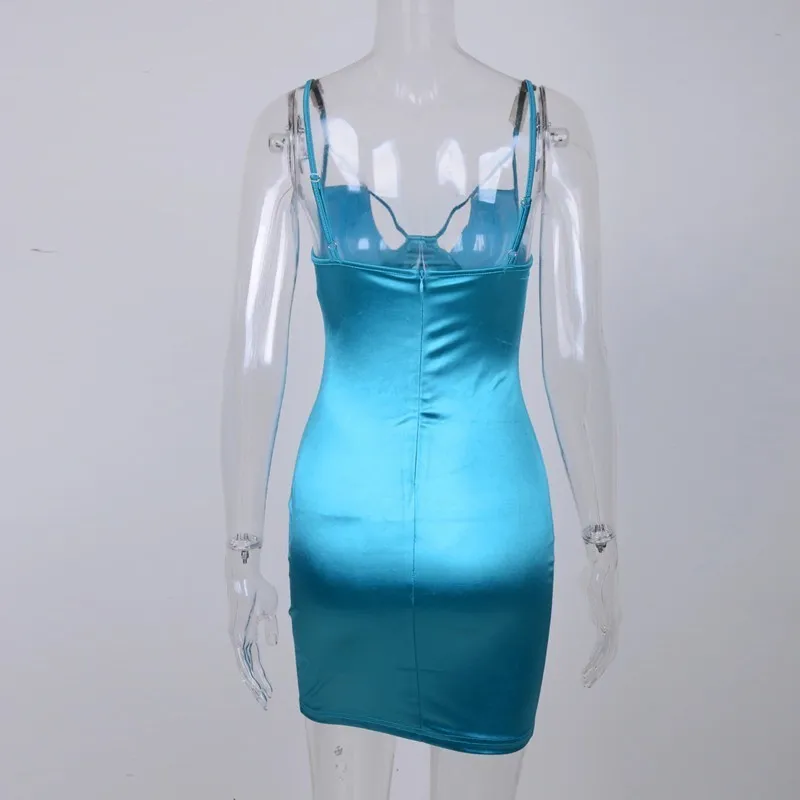 Женское облегающее платье на тонких бретельках оранжевое атласное короткое