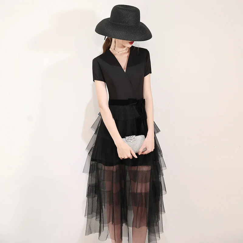 Женское платье с v-образным вырезом и каскадными оборками до середины икры