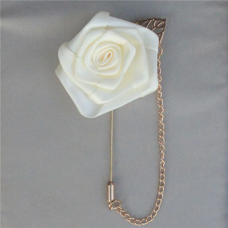 Простая и недорогая бутоньерка из атласа цвета слоновой кости с розами Флорес