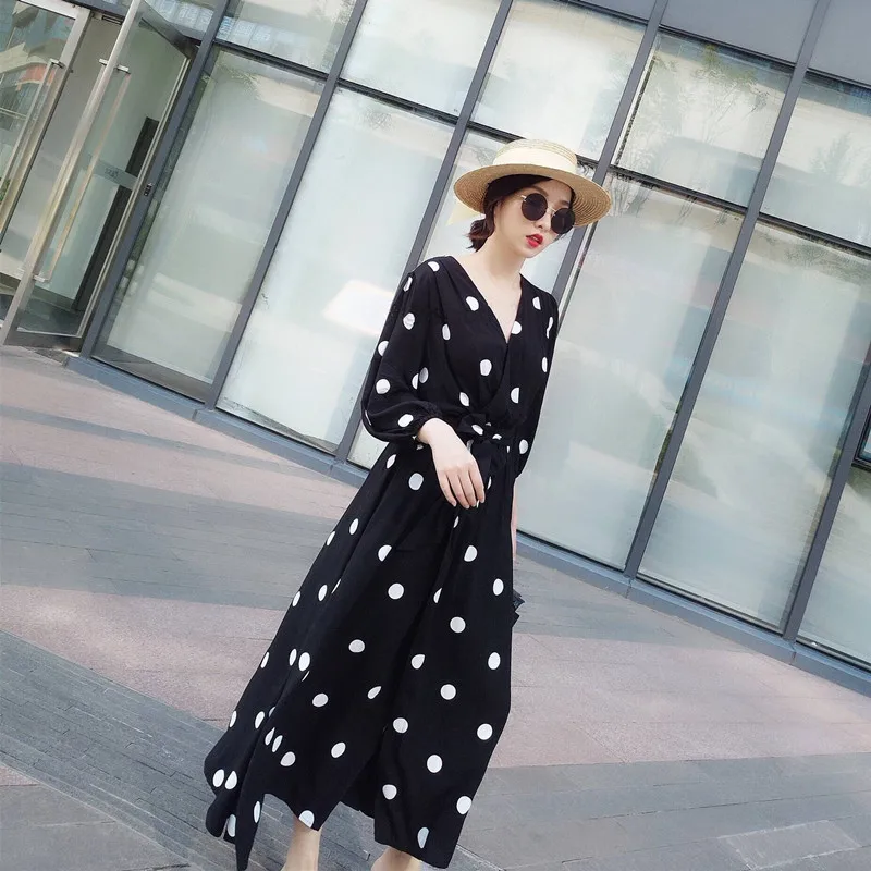 Возможно платье в черно белый горошек с v образным вырезом и рукавом 3/4 длинное