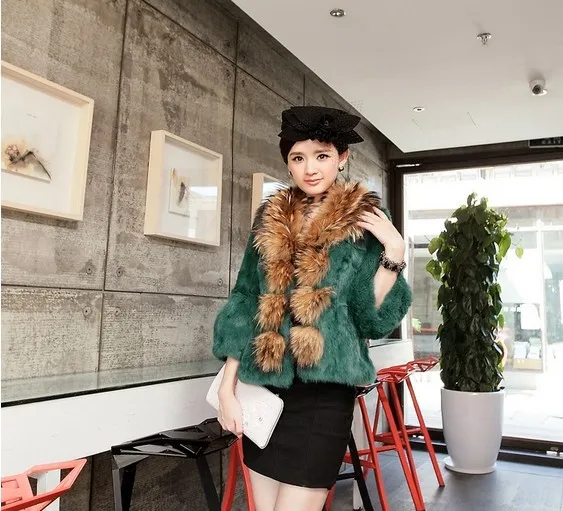 Женская короткая куртка из натурального кроличьего меха с воротником енота