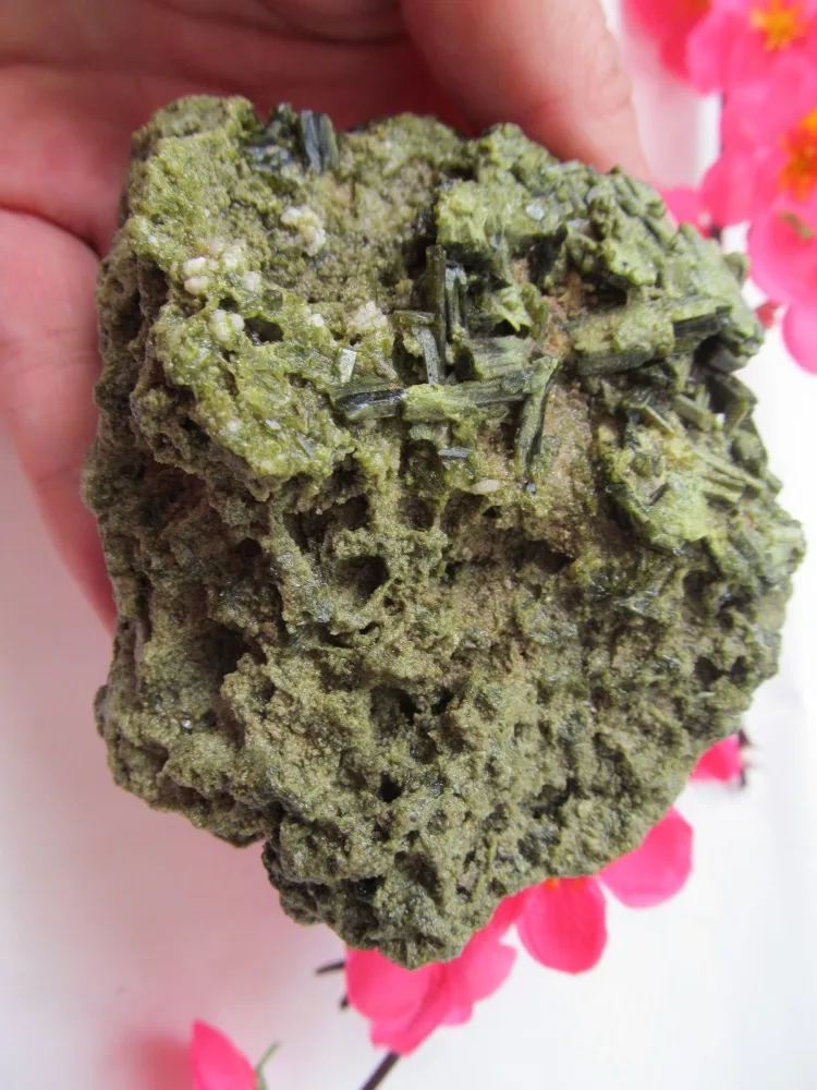 Природный зеленый турмалин с украшением в виде кристаллов грубого камня