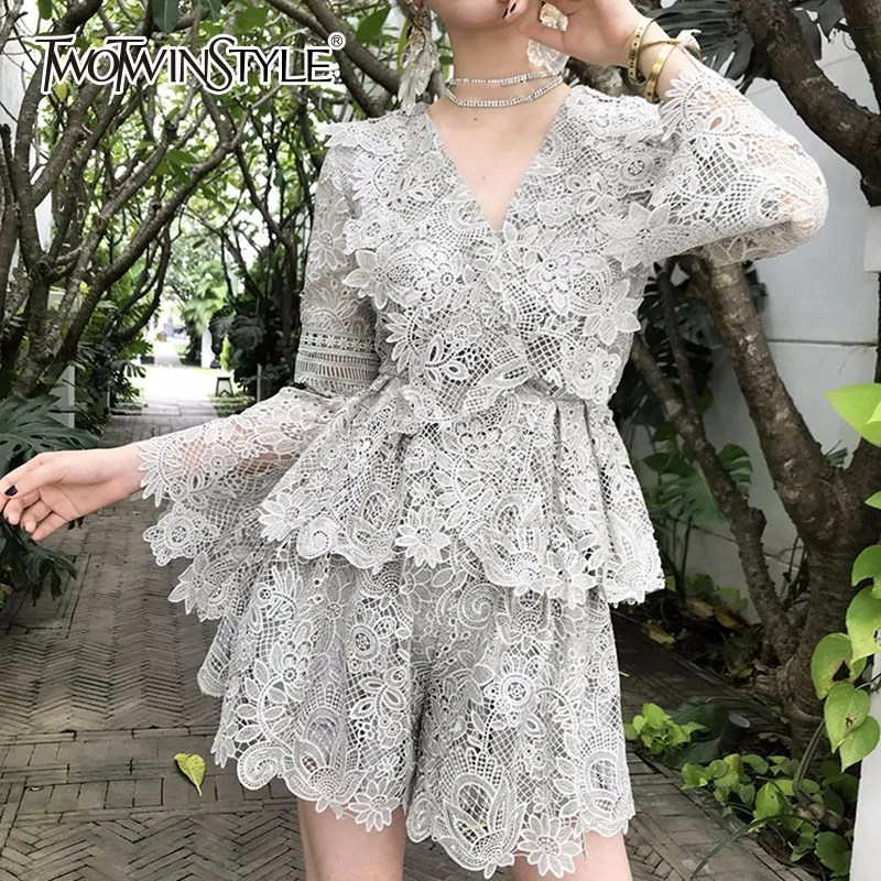 TWOTWINSTYLE кружевная блузка рубашка женская с расклешенными рукавами сексуальный v
