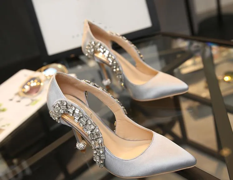 Новый стиль женщины насосы сексуальный черный острым носом мелкой туфли вырез