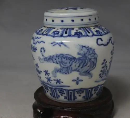 Китайская старая фарфоровая банка Ming chenghua с голубым и белым рисунком тигра