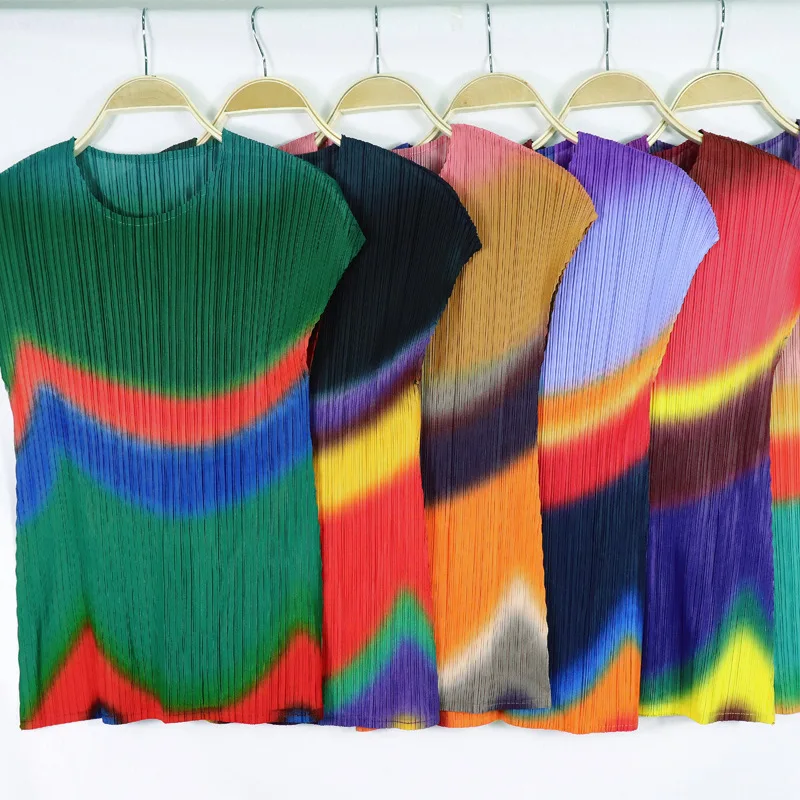 

Plus Size T Shirt Women Summer New Gradient Sleeveless Slim Round Neck Sleeveless Elastic Miyake Pleats Bottoming Vest
