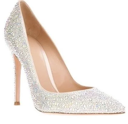 Элегантное шикарное платье с украшением в виде кристаллов на высоком каблуке