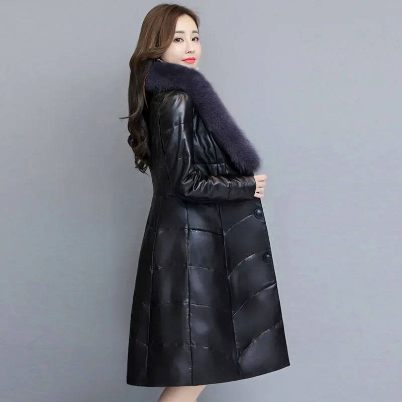 Зимняя женская белая парка на утином пуху теплая длинная приталенная куртка