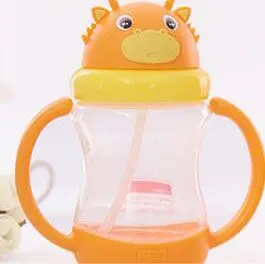 Детские дети милые кубок учатся кормление питьевой воды соломой обрабатывать