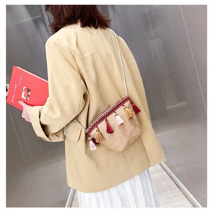 Квадратная соломенная сумка с кисточками женская летняя пляжная из ротанга