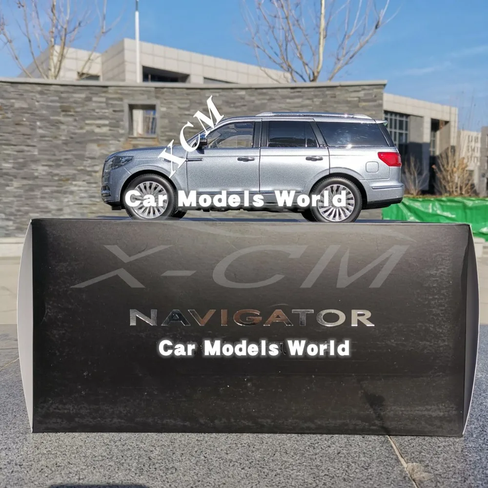 Diecast Car Model for Navigator 1:18 (Silver/Blue) + SMALL GIFT!!!!! |