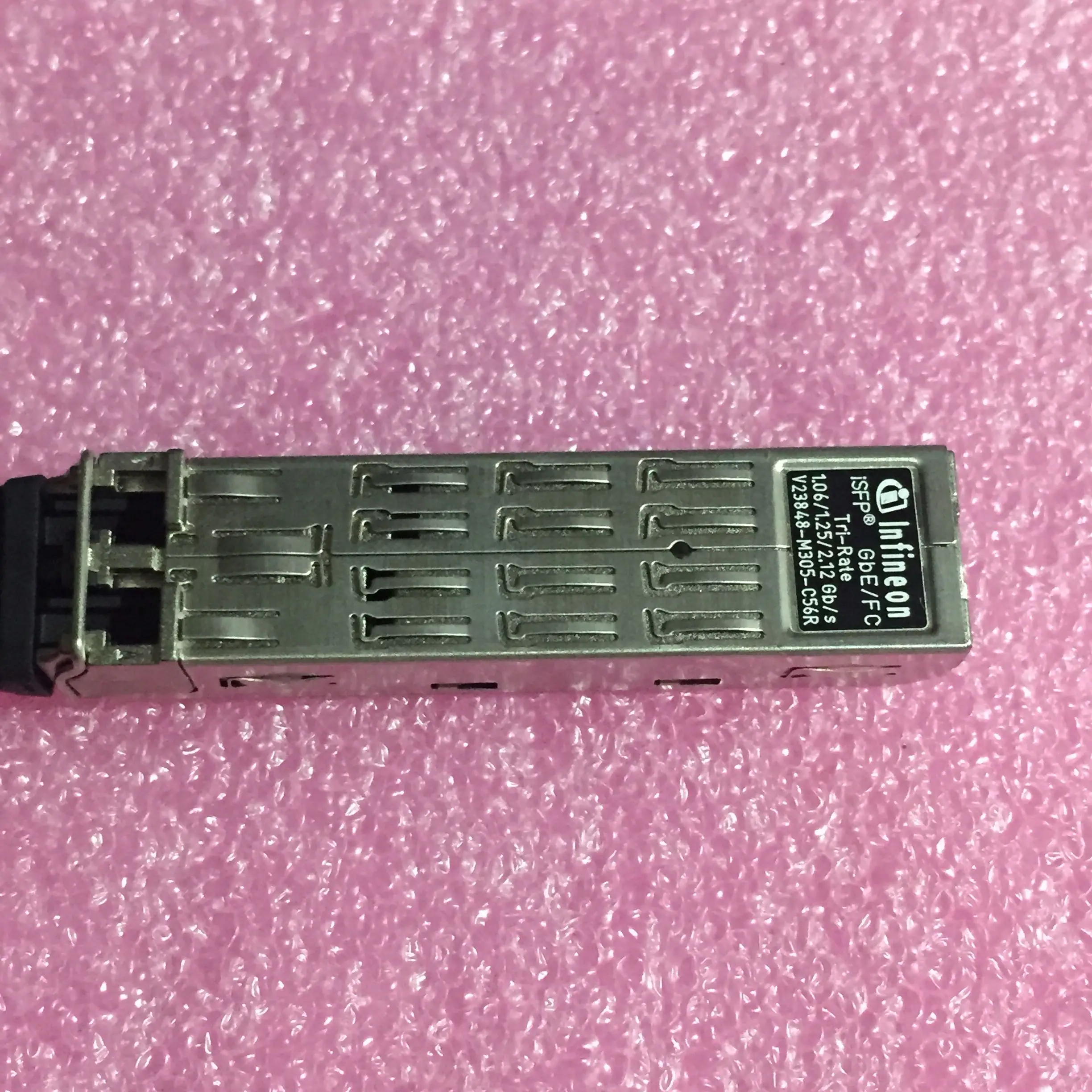 

Infineon V23848-M305-C56R, iSFP GbE/FC 1,06/1,25/2,12 ГБ/сек.