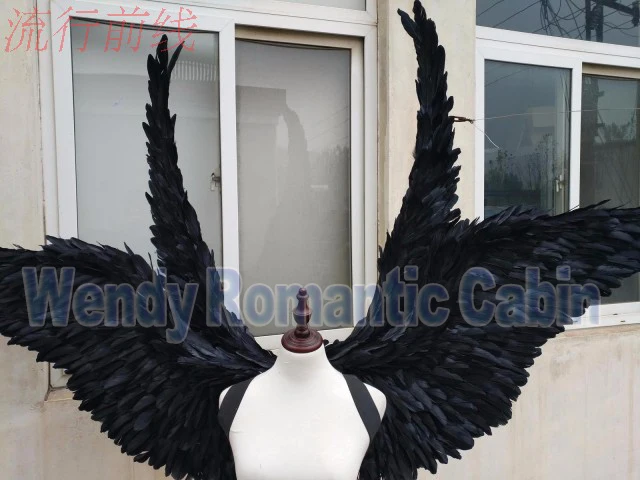 Costumed красивые черные с героями мультфильмов перьями крыльями ангела для показа
