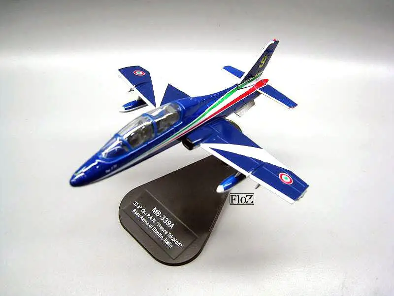 Италия MB 339A P.A.N. 1/100 литье под давлением модель самолета ITALERI |