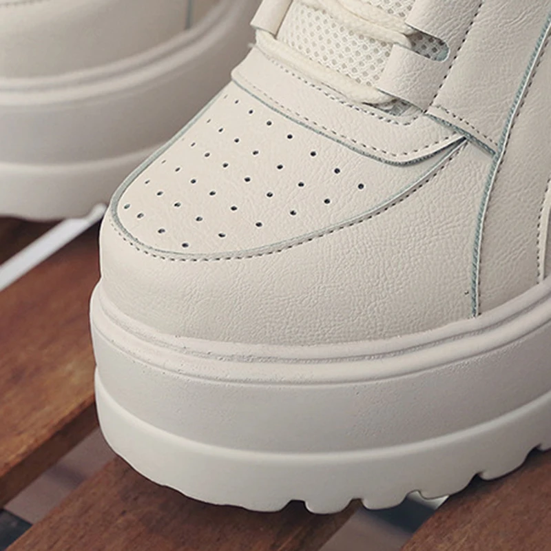 Женские кроссовки на массивной вулканизированной подошве белые очень высоком