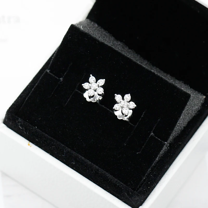 Серьги женские из серебра 925 пробы с искусственными маргаритками и маленькими